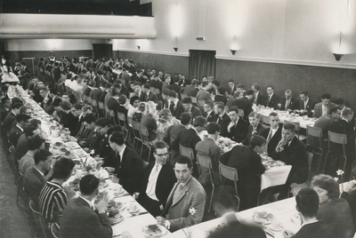 879247 Afbeelding van de lunch van de deelnemers aan het 14e congres van de Organisatie van Natuurphilosophische en ...